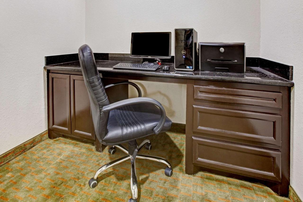 Super 8 By Wyndham Laporte La Porte Bagian luar foto