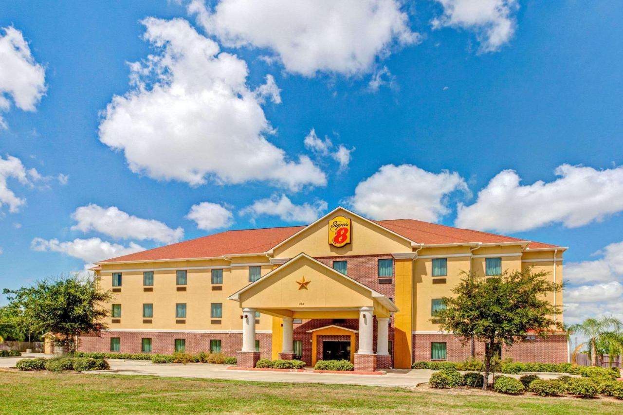 Super 8 By Wyndham Laporte La Porte Bagian luar foto