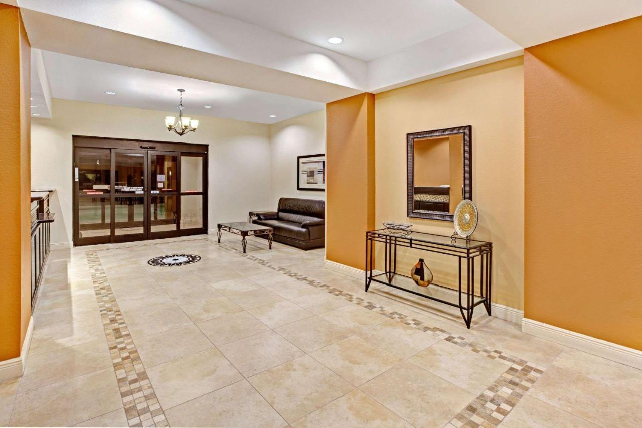 Super 8 By Wyndham Laporte La Porte Bagian luar foto