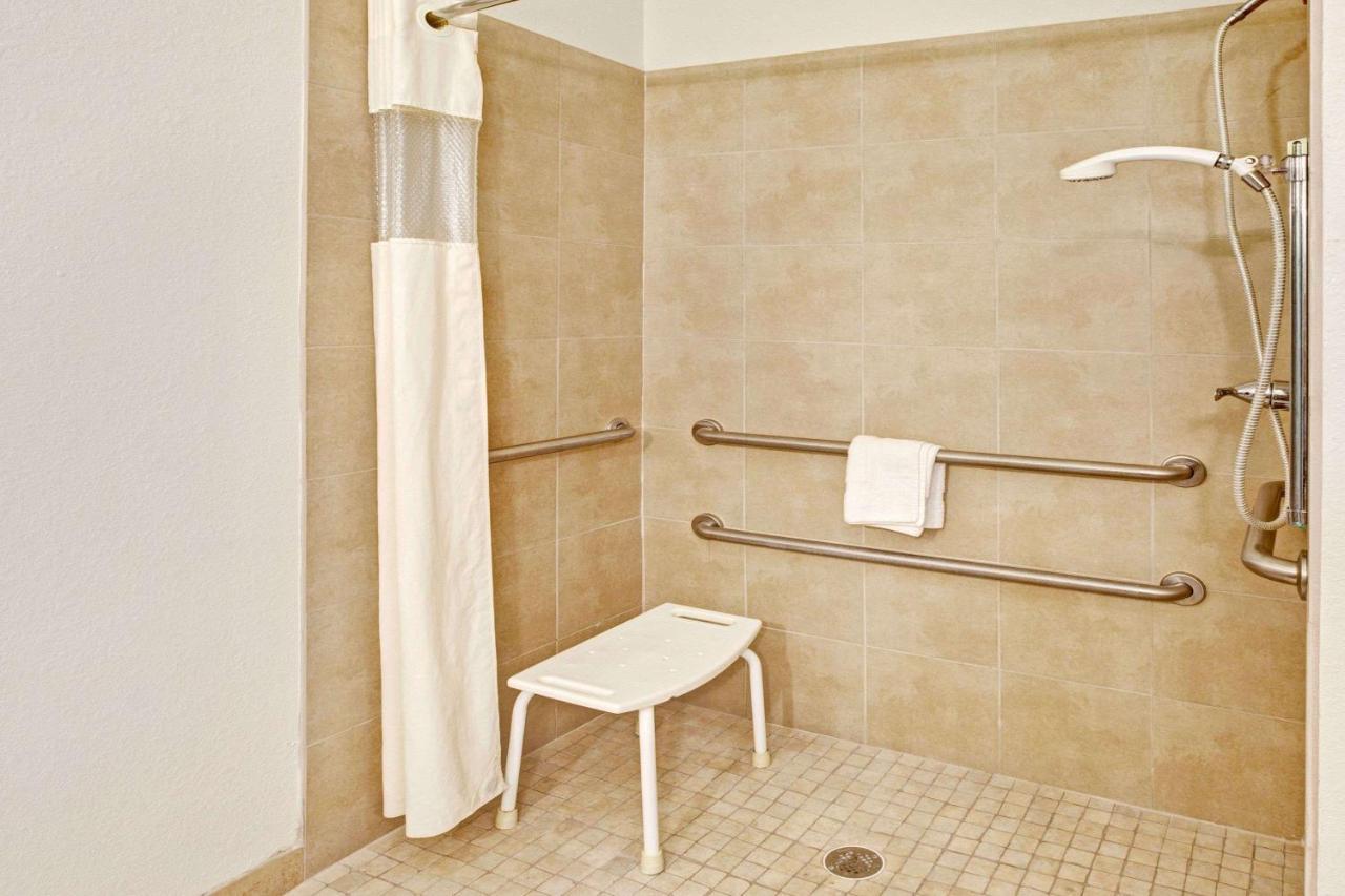Super 8 By Wyndham Laporte La Porte Bagian luar foto