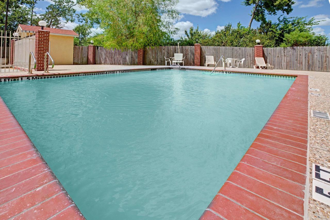 Super 8 By Wyndham Laporte La Porte Bagian luar foto