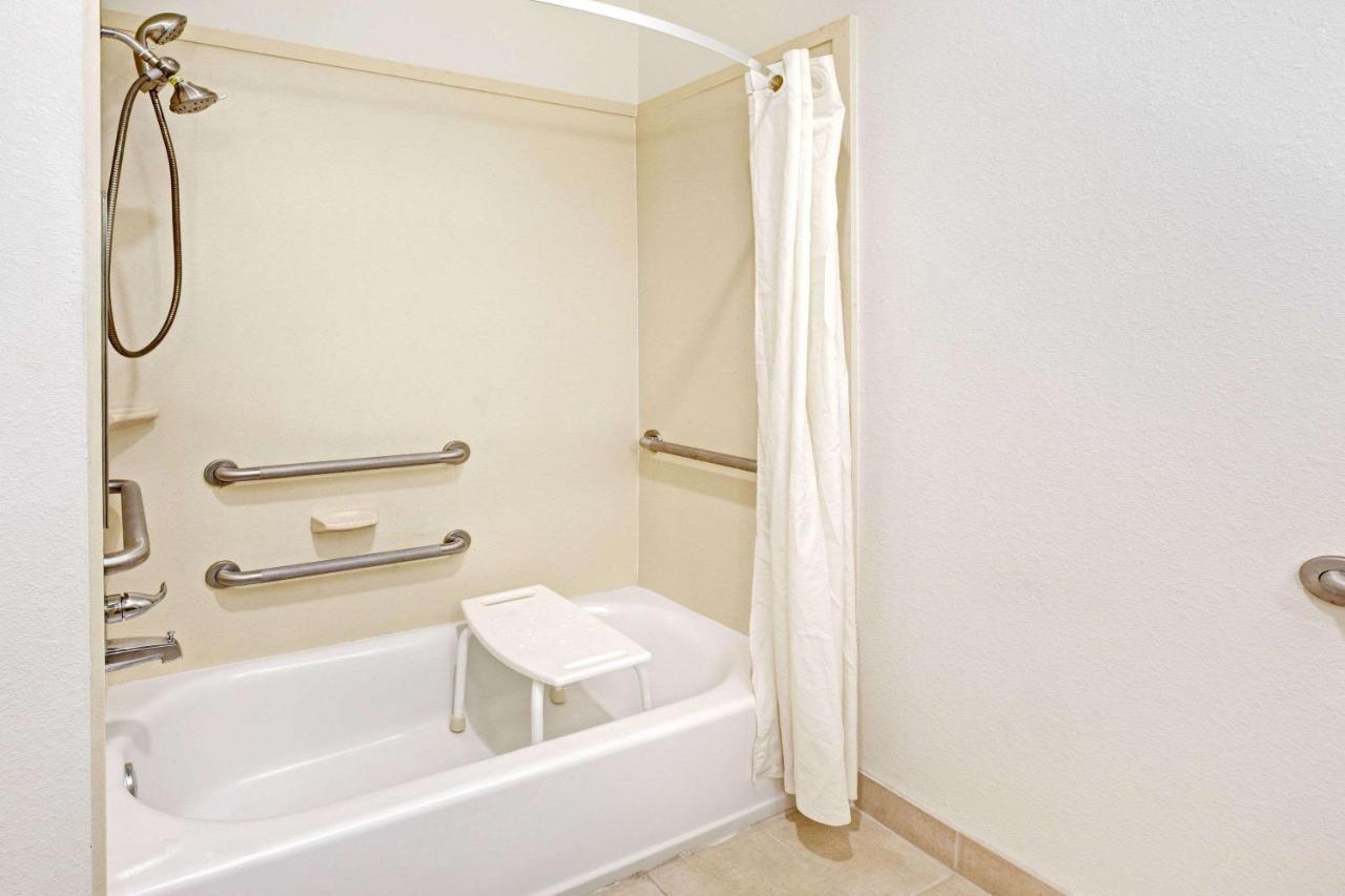 Super 8 By Wyndham Laporte La Porte Bagian luar foto