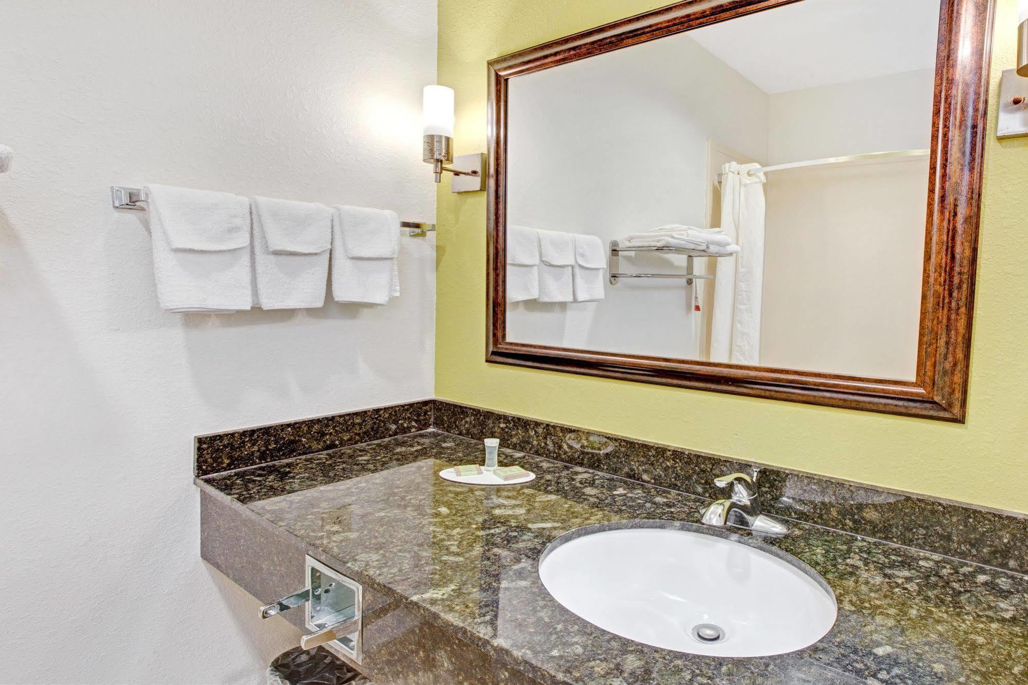 Super 8 By Wyndham Laporte La Porte Bagian luar foto