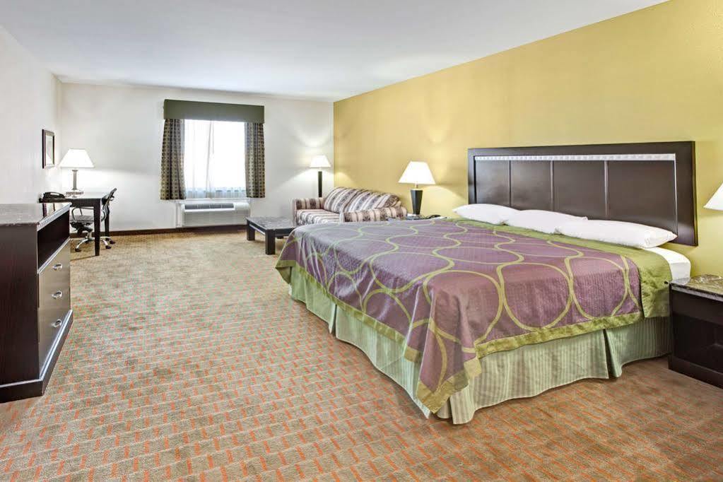 Super 8 By Wyndham Laporte La Porte Bagian luar foto